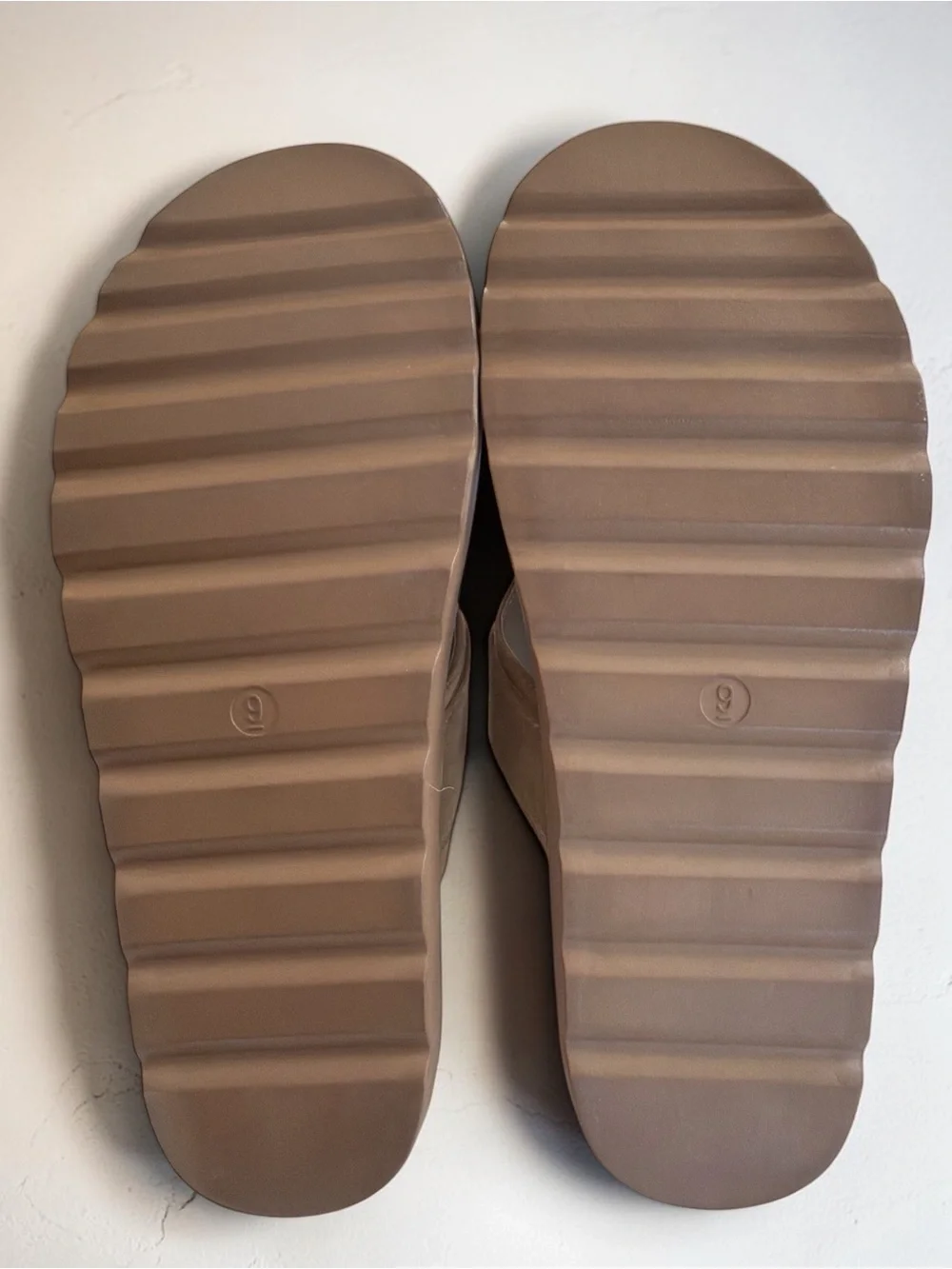 Universal Thread Brown Suede Thong Slide Sandals Gold Hardware Size 9